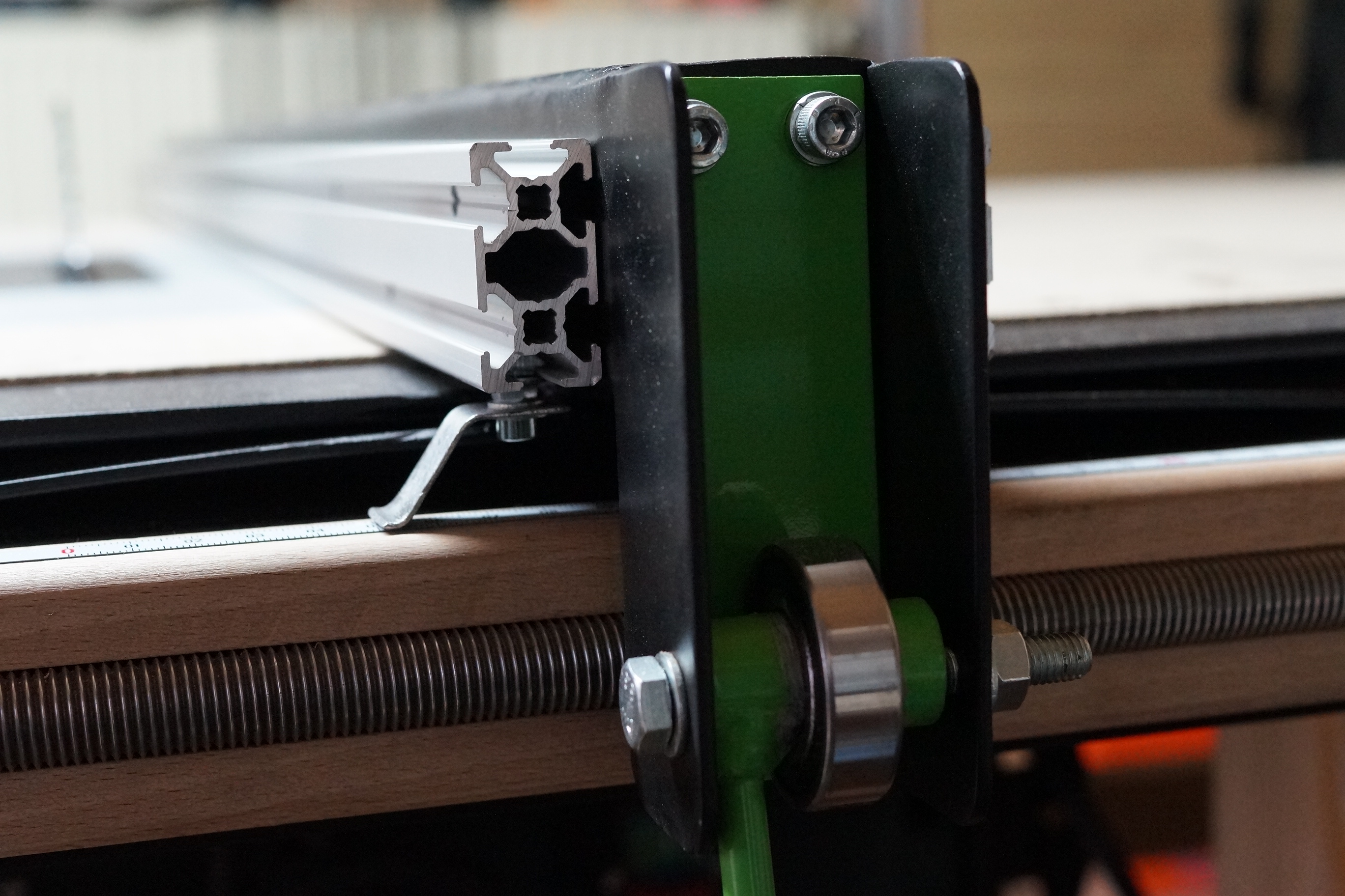 Table saw fence with millimetric incremental positioning 